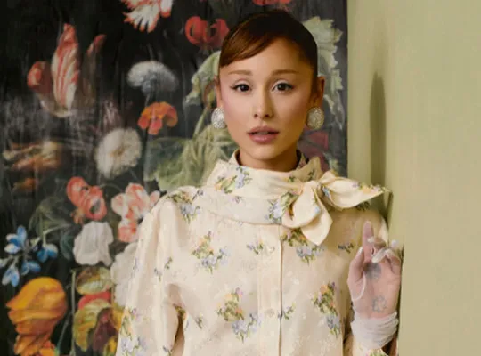 Japanese Vogue published a photo of Ariana Grande with six fingers. () — poster