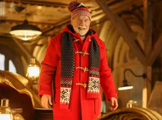 Arnold Schwarzenegger Returns to Comedy in New Holiday Film The Man with the Bag — Release Date Officially Announced () — poster
